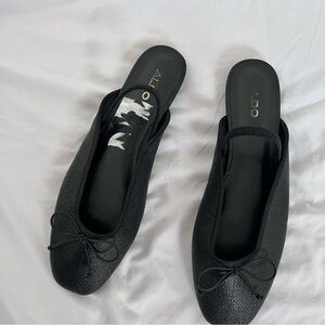 Aldo Black leather ballet flats with bow detail // size 8.5